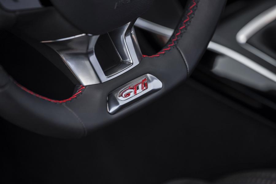 Детали интерьера Peugeot 308 GTi 2015 года  (фото 59 из 65)